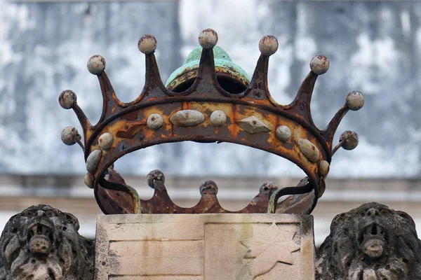 Oude rusrty kroon — Stockfoto