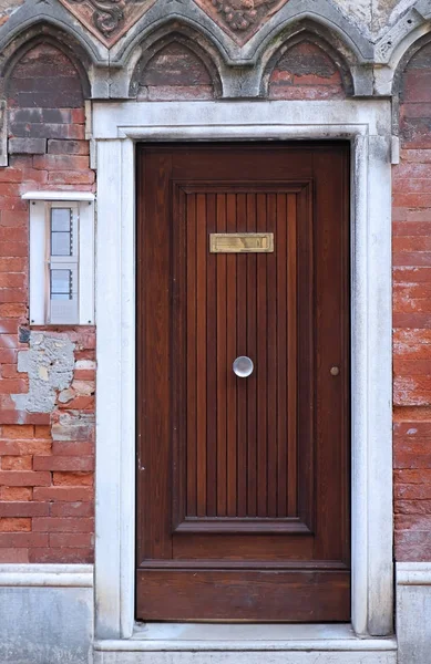 Porta na fachada de tijolo — Fotografia de Stock