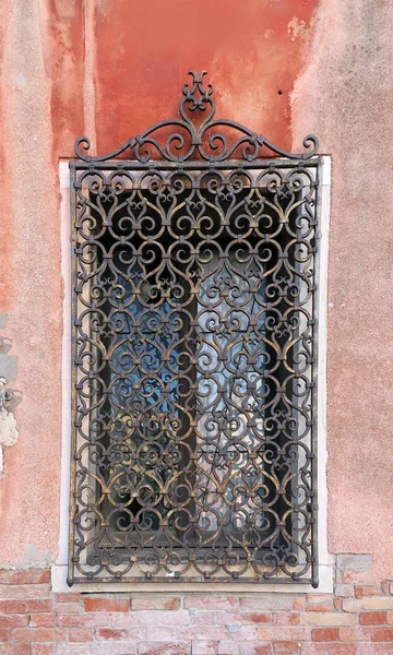 Antigua ventana con valla metálica —  Fotos de Stock