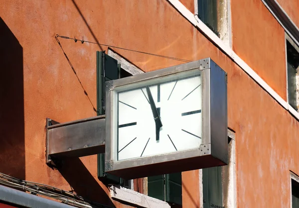 Reloj público cuadrado — Foto de Stock