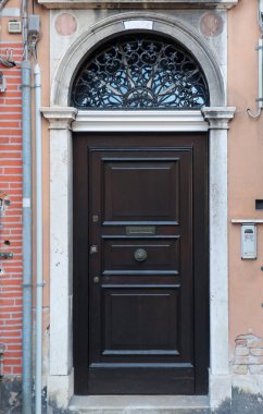 Yüzü mahvolmuş eski kapı.