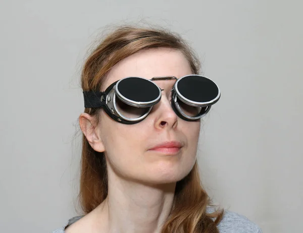 Jeune femme avec des lunettes de soudure noires — Photo