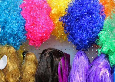 Sentetik saç renkli peruklar.