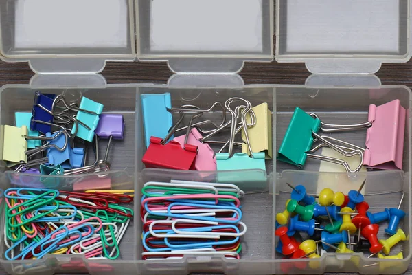 Kolorowe Szkolne Materiały Piśmienne Dostarczają Spinacze Pinezki Plastikowym Pudełku — Zdjęcie stockowe