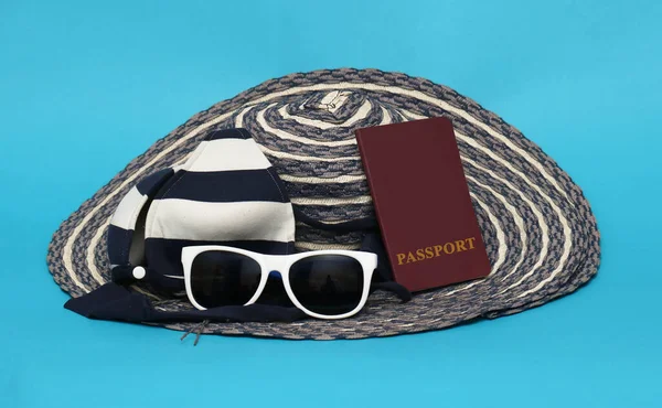 Hut Badeanzug Sonnenbrille Und Reisepass Bereit Für Den Sommerurlaub Ausland — Stockfoto