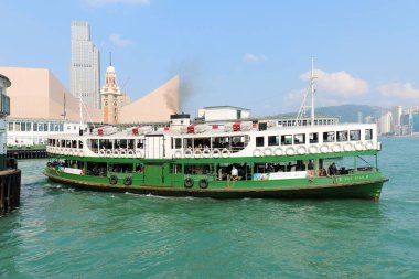 Hong Kong, Çin - 30 Nisan 2017: Turistler, arkasında Hong Kong 'un ünlü silueti bulunan Victoria Limanı' ndaki geleneksel Star feribotunda yelken açmaktan keyif alıyorlar..