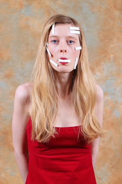 Jonge Mooie Vrouw Tot Zwijgen Gebracht Met Plakkerige Tape Patches — Stockfoto