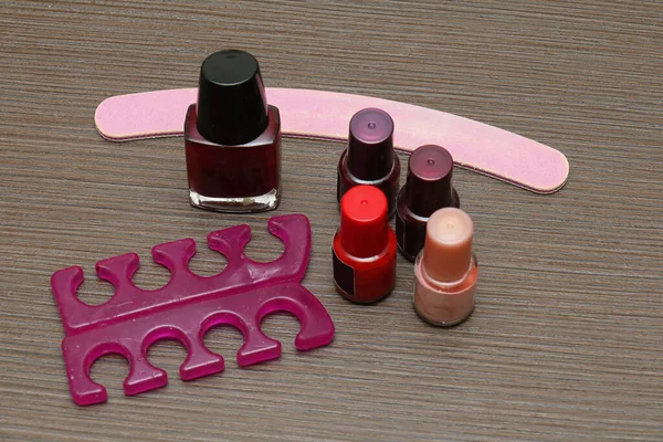 Bunte Nagellackflaschen Set Mit Feilen Und Zehentrennern — Stockfoto