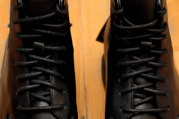 Тонкие Шнурки Современной Кожаной Зимней Обуви — стоковое фото
