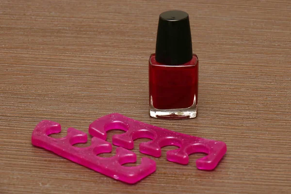 Pinkfarbene Zehentrenner Für Pediküre Mit Roter Nagellackflasche — Stockfoto
