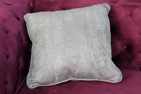 紫色长沙发床内饰的新银质枕头 — 图库照片