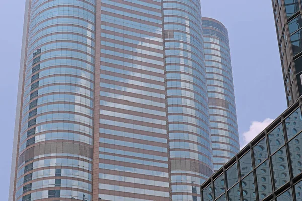 Современные Высокие Здания Стеклянными Фасадами Голубым Небом Заднем Плане — стоковое фото