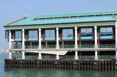 Çatı ve deniz suyuyla kaplı Retro tekne iskelesi.