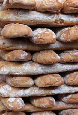 Pazarda satılan büyük miktarda fırınlanmış ekmek.