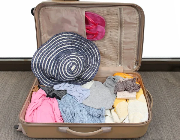 Offener Koffer Mit Gepackter Kleidung Bereit Für Den Urlaub — Stockfoto