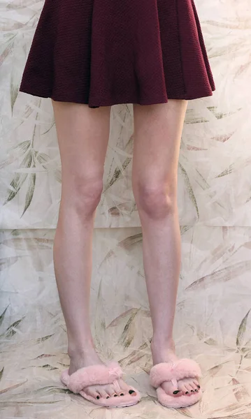 Довгі Жіночі Ноги Короткою Спідницею Рожевих Фліптопах Сандалі — стокове фото