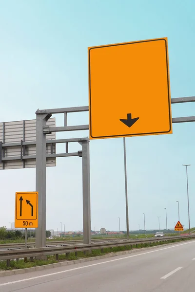 Her Tarafında Trafik Işaretleri Olan Boş Otoyol — Stok fotoğraf