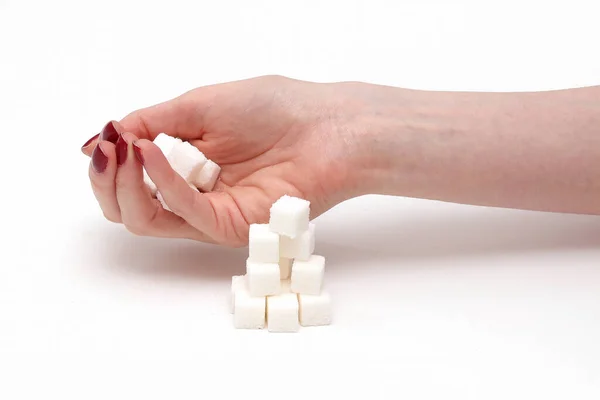白い砂糖キューブの女性の手を保持山 — ストック写真