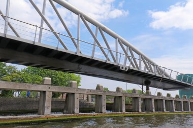 Amsterdam kanallarından birinin üzerinde modern metal köprü