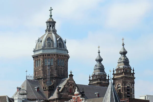 Oude Koepels Van Katholieke Kerken Architectuur Amsterdam Met Blauwe Lucht — Stockfoto