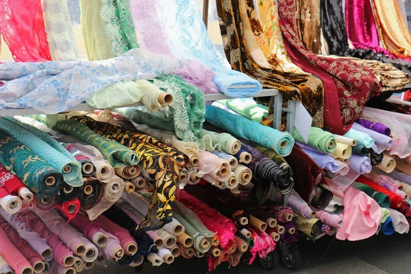 Kolorowe Materiały Sprzedawane Rynku Ulicznym Dla Branży Mody — Zdjęcie stockowe