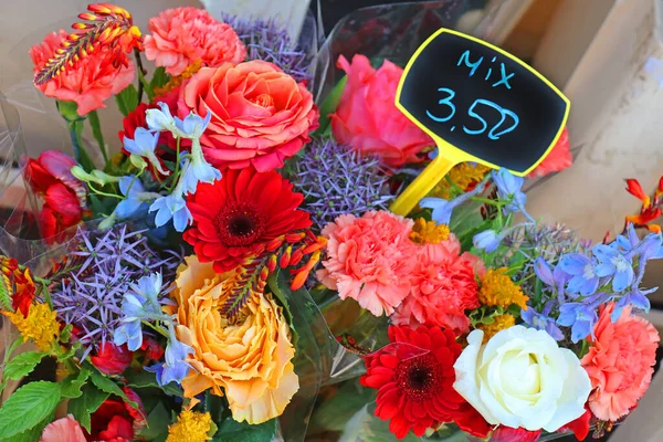 アムステルダム市場で新鮮なカットカラフルな花の多様性 — ストック写真