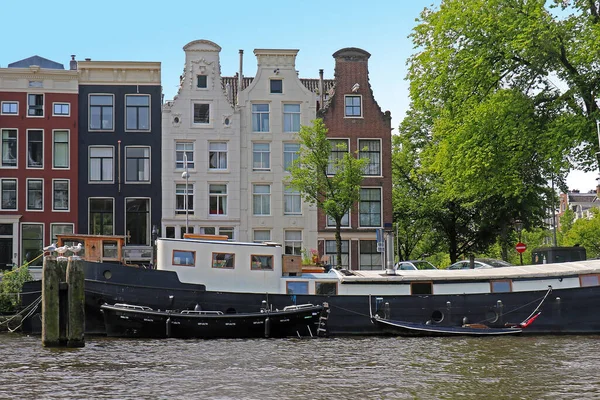 Vintage Architectuurhuis Met Gesloten Raamgevel Aan Gracht Amsterdam Met Boten — Stockfoto