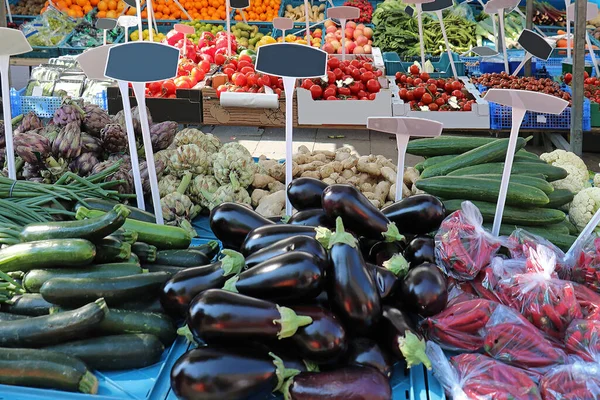 Taze Organik Olgun Sebzeler Pazarda Satılıyor — Stok fotoğraf