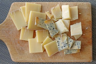 Tahtada mavi ve sert peynir seçimi