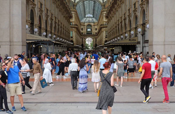 Milán Italia Junio 2019 Gran Multitud Turistas Entran Galleria Vittorio — Foto de Stock