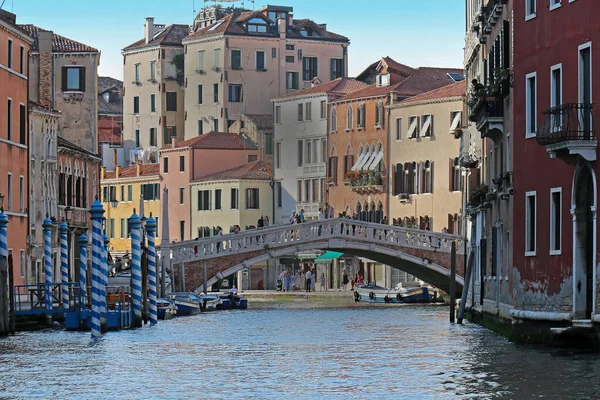 Benátky Itálie Června 2019 Turisté Místní Obyvatelé Přecházejí Most Přes — Stock fotografie
