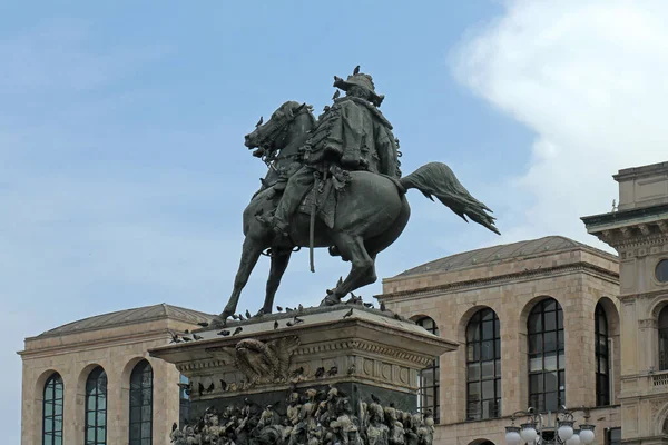 Estatua Piedra Arte Gótico Vittorio Emanuele Plaza Duomo Milán — Foto de Stock