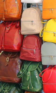 Renkli deri çantalar, sokak pazarında satılan moda aksesuarları.