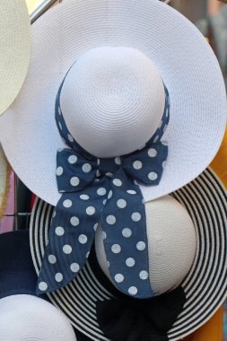 Dış piyasada modaya uygun yaz şapkaları var.