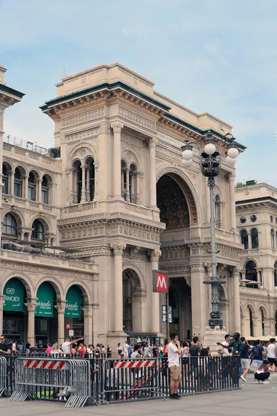 Milánó Olaszország 2019 Június Milánói Duomo Téren Várakozók Nyáron Szállhatnak — Stock Fotó