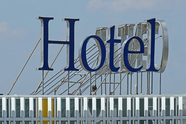 Große Buchstaben Hotelschild Auf Einem Gebäude Mit Himmel Hintergrund — Stockfoto