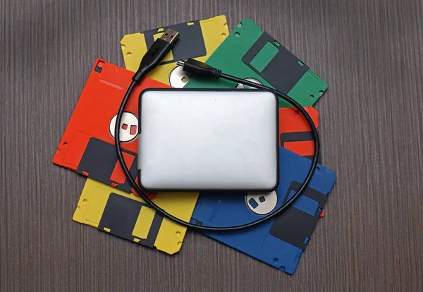 Dischi Floppy Colorati Retrò Stack Con Moderno Disco Rigido Esterno — Foto Stock