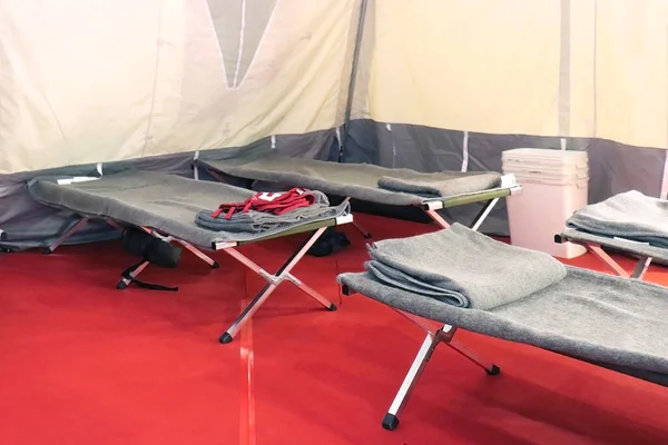 パンデミック時の患者のためのベッドと毛布を備えた一時的な病院の宿泊施設 — ストック写真