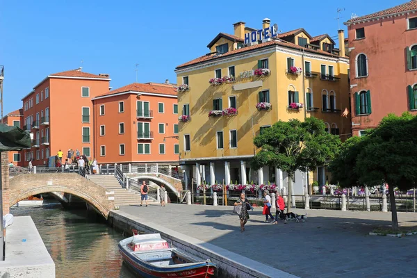 Veneza Itália Junho 2019 Turistas Andando Por Canais Veneza Cercados — Fotografia de Stock