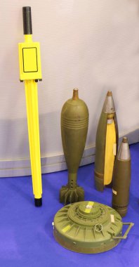 Mavi halıdaki eski mayın bombaları.