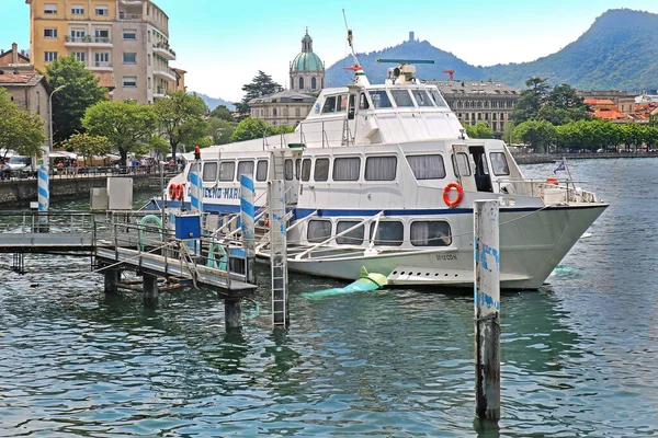 意大利加尔达湖 2019年6月15日 观光客等待乘坐当地复古游轮穿越意大利的湖泊 — 图库照片