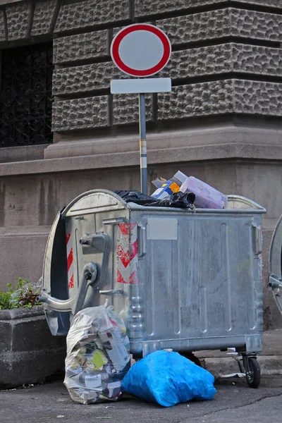 Full Open Metal Garbage Container Urban City Street — Stock Photo, Image