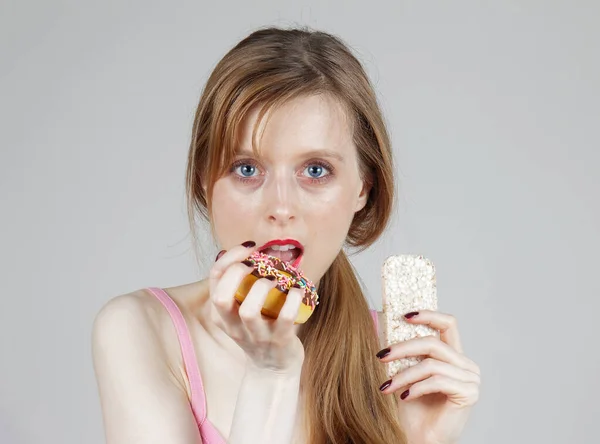 Jovem Mulher Bonita Comendo Donut Junk Food Segurando Biscoito Arroz — Fotografia de Stock