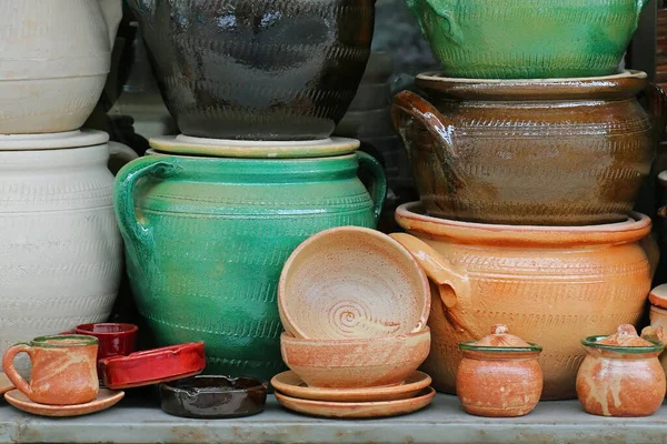 Poterie Artisanale Rétro Sur Étagère Vendue Sur Marché Extérieur — Photo