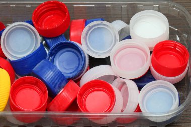 Renkli plastik şişe kapakları kutunun içinde