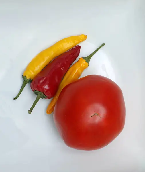 Świeże Pomidory Organiczne Żółtą Czerwoną Ostrą Papryką Białym Tle — Zdjęcie stockowe