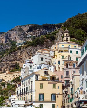 Güney İtalya 'daki Amalfi Tepesi' nin dışındaki eski evler mimari.