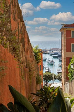 İtalya 'nın Liguria belediyesinin Margherita Ligure bölgesinde dik bir cadde.