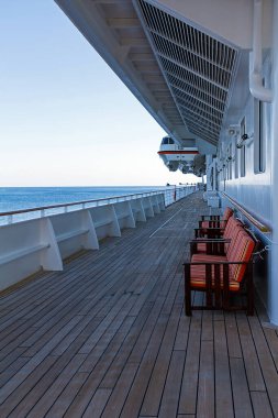Boş rahat koltuklar seyir gemisi ahşap güvertesi