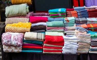 İstanbul 'da market tezgahında satılan zahmetli katlanmış giysiler